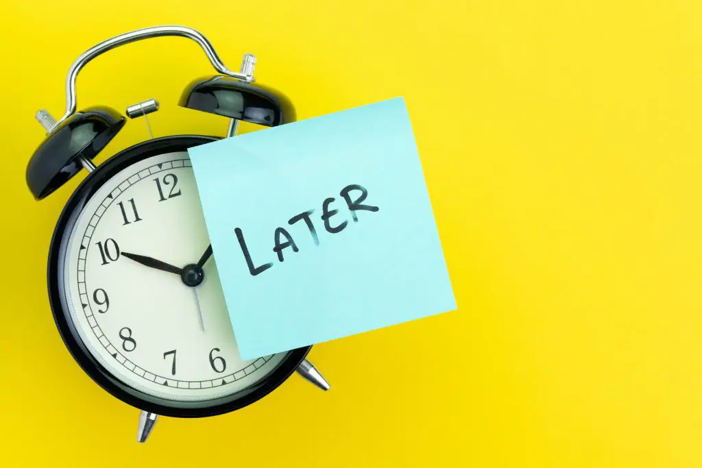 Reloj indica posponer tareas, ir tarde, procrastinar